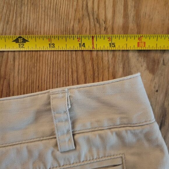 LizGolf Liz Claiborne Women's Tan Shorts - Picture 9 of 11